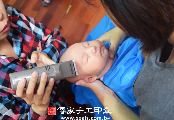 吳寶寶(台中北屯區到府嬰兒寶寶滿月剃頭理髮、免費到府嬰兒剃胎毛儀式吉祥話)。到府剃頭剃胎毛主持、專業拍照、DVD光碟、證書。★購買「臍帶章、肚臍章、胎毛筆刷印章」贈送：剃頭、收涎、抓周，三選一。2015.12.06 照片17